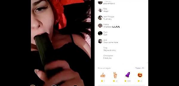  Tetona de Badoo Muestra las tetas y chupa pepino